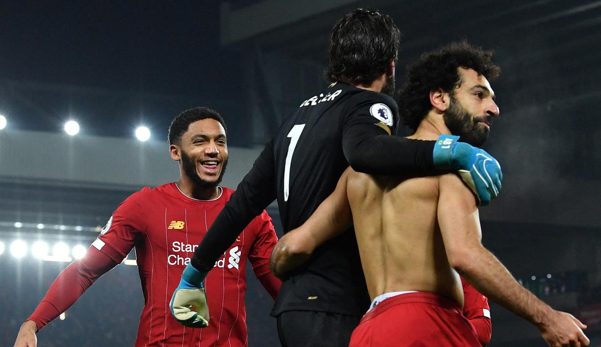Alisson Becker. Kiper berusia 29 tahun yang telah memperkuat Liverpool sejak 2018/2019 ini tidak hanya mampu membuat dua assist di Liga Inggris, ia pun melengkapinya dengan sebuah gol. Assist pertama dibuat saat Liverpool menang 2-0 atas tamunya Manchester United (19/1/2020). (AFP/Paul Ellis)