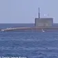 Kapal selam militer Rusia di laut Kaspia yang akan melontarkan rudalnya kearah tempat  Militan ISIS di Suriah. Rudal tersebut merupakan rudal jelajah yang bisa ditentukan lokasi yang dituju. (Dailymail.co.uk)