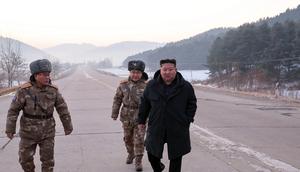 Pemimpin Korea Utara Kim Jong Un saat meninjau uji terbang rudal hipersonik di Pyongyang, Minggu (4/1/2026). (Dok. Korean Central News Agency/Korea News Service via AP)