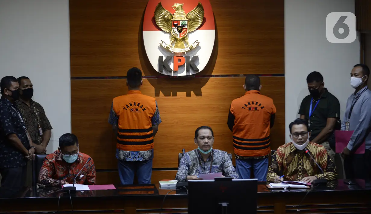 Wakil Ketua KPK Nurul Ghufron (tengah) menyampaikan keterangan terkait penangkapan mantan Sekretaris MA Nurhadi dan menantunya Rezky Hebriyono di Gedung KPK, Jakarta, Selasa (2/6/2020). KPK resmi menahan Nurhadi dan Rezky yang menjadi DPO sejak pertengahan Februari 2020. (merdeka.com/Dwi Narwoko)