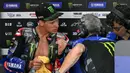 Pembalap Monster Energy Yamaha MotoGP, Fabio Quartararo (kiri) berbicara dengan anggota tim di garasi saat latihan bebas pertama MotoGP Grand Prix Malaysia di Sirkuit Internasional Sepang, 1 November 2024. (MOHD RASFAN/AFP)