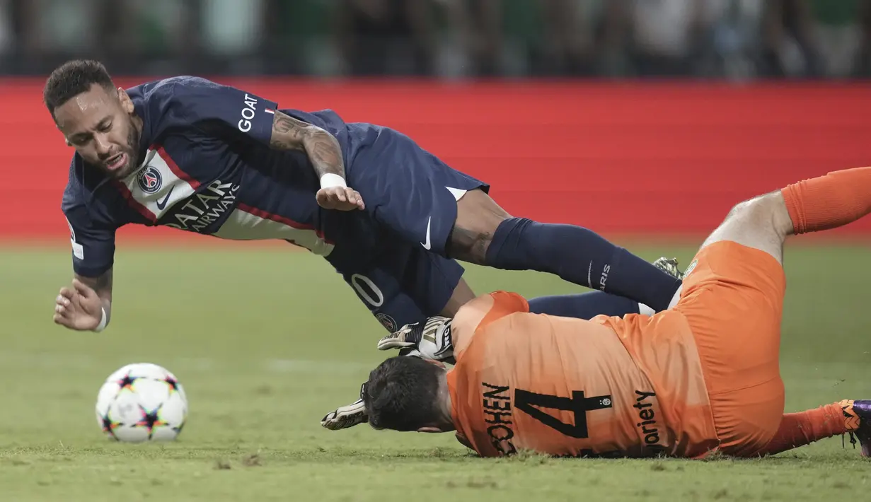 Kiper klub Israel Maccabi Haifa Josh Cohen berebut bola dengan penyerang Paris Saint Germain (PSG) Neymar pada pertandingan kedua Grup H Liga Champions 2022/2023 di Sammy Ofer Stadium, Kamis (15/9/2022) dini hari WIB. Dijamu Maccabi Haifa, PSG menang 3-1 setelah trio Lionel Messi, Kylian Mbappe dan Neymar sama-sama menyumbang gol. (AP Photo/Ariel Schalit)