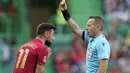 Gelandang Portugal, Bruno Fernandes mendapatkan kartu kuning dari Wasit Orel Grinfeeld saat bertanding melawan Swiss pada pertandingan kedua Grup A2 UEFA Nations League di Stadion Jose Alvalade di Lisbon, Senin (6/6/2022). Portugal menang telak atas Swiss 4-0. (AP Photo/Armando Franca)