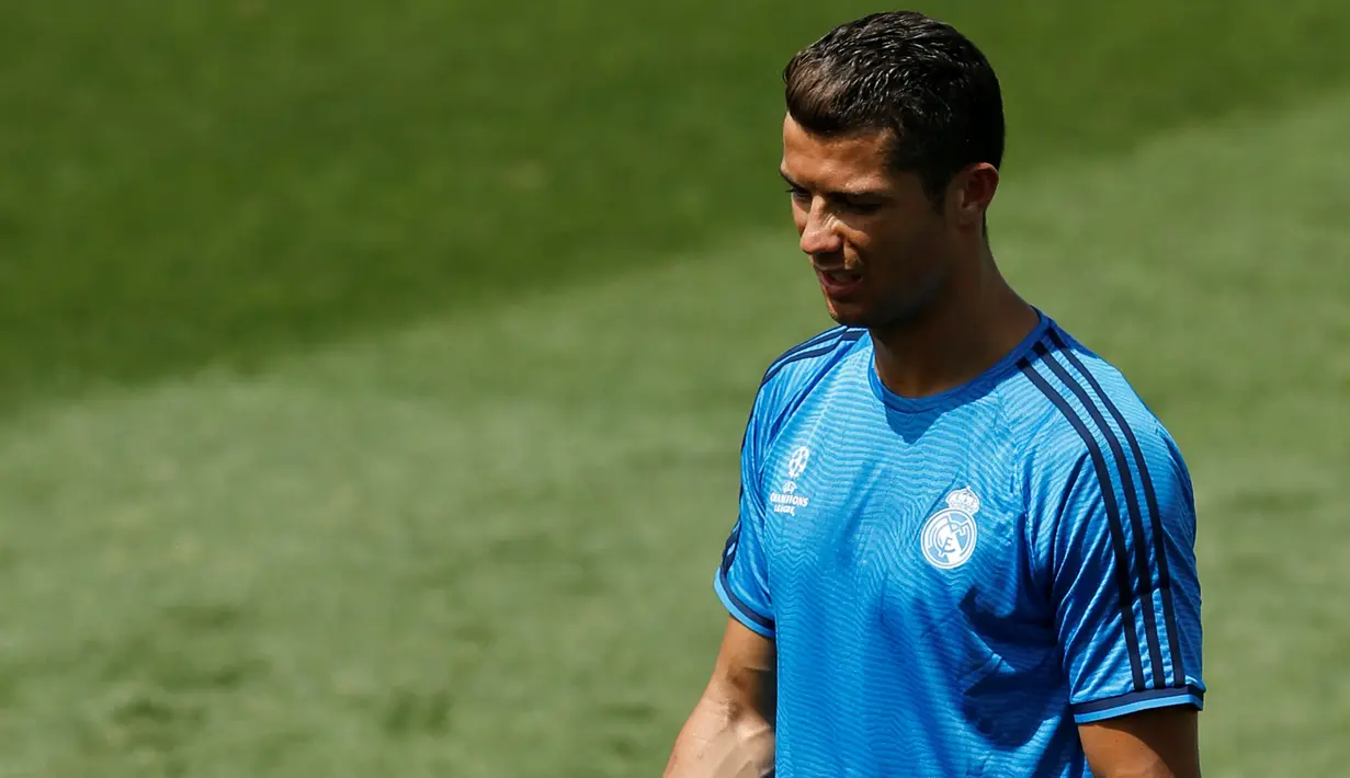Ekspresi Cristiano Ronaldo saat menjalani sesi latihan di Valdebebas, Spanyol, (24/5). Real Madrid akan bertanding melawan Atletico Madrid di final liga Champions pada 29 Mei 2016. (REUTERS/Andrea Comas)