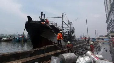 Sebuah kapal nelayan terbakar di Pelabuhan Muara Angke, Jakarta, Jumat (27/2/2015). Kebakaran disebabkan korsleting listrik pada kapal tersebut. Kerugian ditaksir mencapai ratusan juta. (Liputan6.com/Johan Tallo)