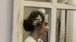 Lewat unggahan terbaru, Putri Anne terlihat menawan berpose dengan gaya rambut barunya. Potret Putri Anne dengan rambut diikat, dihias mahkota bunga ini estetik. (Liputan6.com/IG/anneofficial1990)