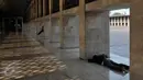 Suasana di Masjid Istiqlal usai pelaksanaan Salat Jumat, Jakarta, Jumat (19/6/2015). Waktu luang diisi warga dengan membaca Al-quran atau beristirahat di masjid sambil menunggu waktu berbuka puasa. (Liputan6.com/Johan Tallo)