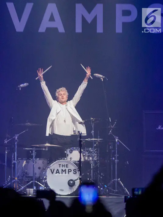 Aksi drummer grup band asal Inggris The Vamps, Tristan Evans saat tampil dalam konser bertajuk 'The Vamps Four Corners Tour 2019' di Jakarta, Rabu (14/8/2019). The Vamps tampil membawakan sejumlah lagu hits mereka di antaranya All Night, All the Lies, dan Missing You. (Liputan6.com/Faizal Fanani)