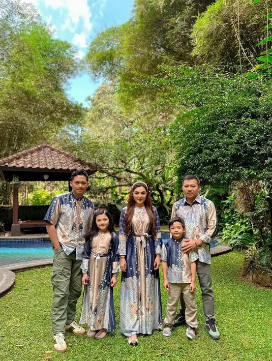 Keluarga Anang Ashanty kenakan seragam busana muslim dengan paduan warna biru dan cokelat [@ashanty_ash]