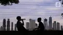 Anak-anak dengan latar gedung bertingkat menikmati minuman di Jakarta, Sabtu (19/3/2022). Bank Indonesia (BI) memperkirakan pertumbuhan ekonomi Indonesia akan meningkat lebih tinggi, pada kisaran 4,7 persen hingga 5,5 persen, dari pertumbuhan 3,69 persen pada 2021. (Liputan6.com/Angga Yuniar)