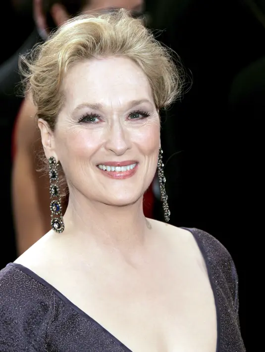 Aktris senior asal Amerika, Meryl Streep tetap cantik meski di usia senja. Potret ini menunjukan Meryl Streep saat di karpet merah Academy Awards tahun 2006. (Bintang/EPA)