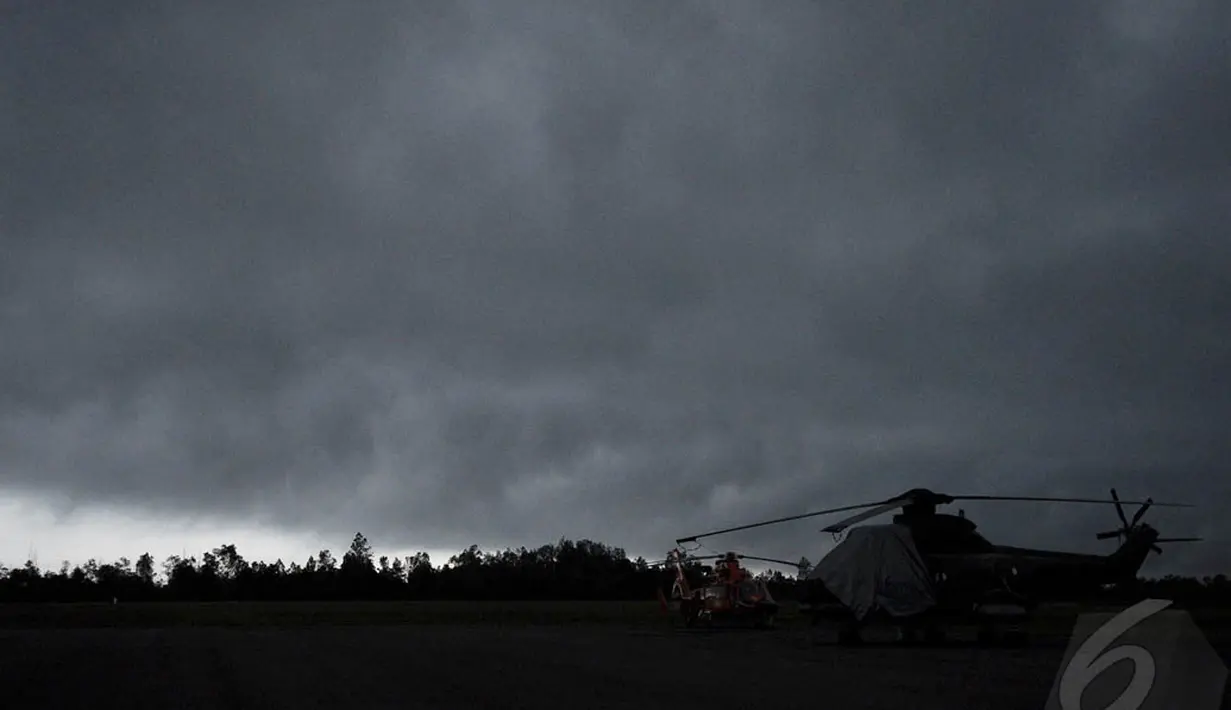 Sejumlah helikopter milik tim SAR gabungan tampak bersiaga di Lanud Iskandar, Pangkalan Bun, Kalteng, Rabu (31/12/2014). (Liputan6.com/Miftahul Hayat)