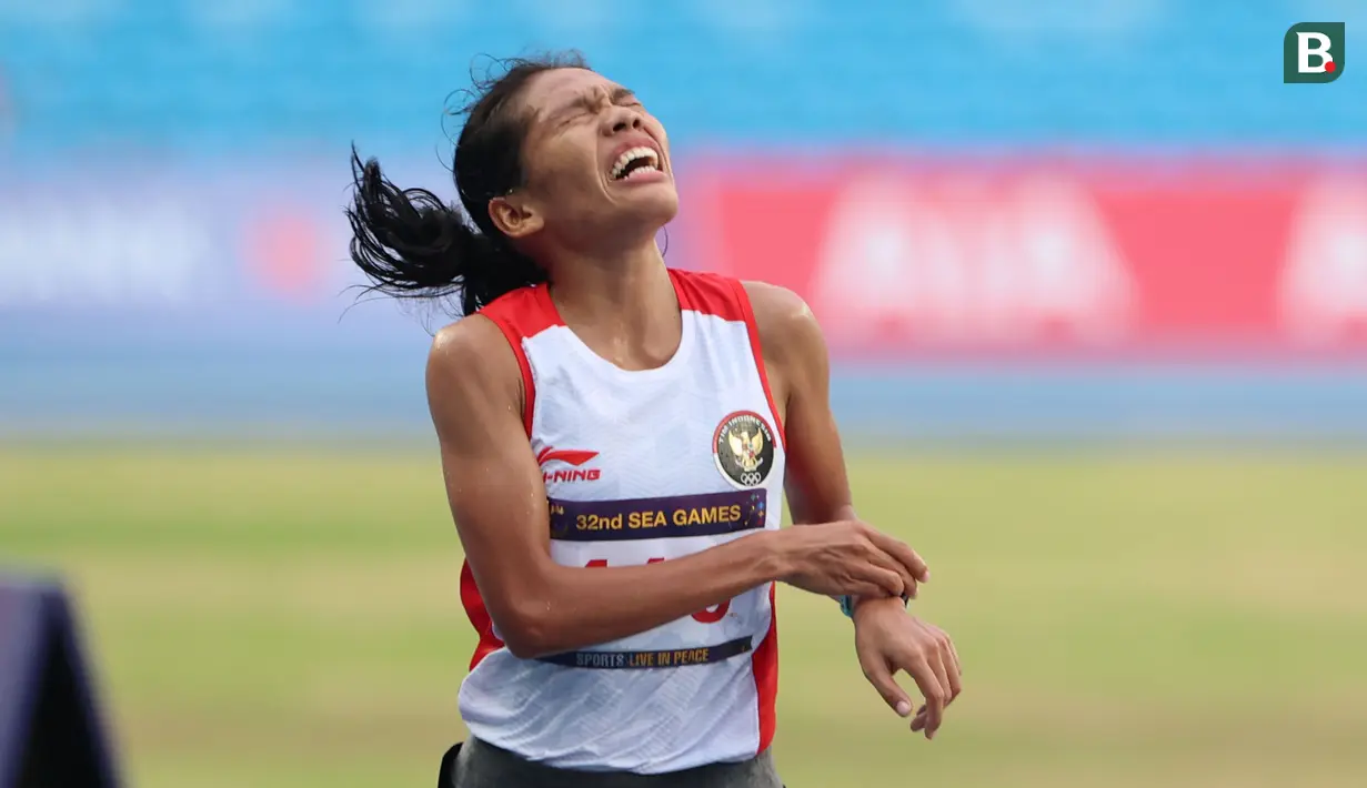 Reaksi pelari putri Indonesia, Odekta Elvina Naibaho saat melewati garis finis pada nomor lari 10.000 meter SEA Games 2023 di Stadion Morodok Techo National Stadium, Phnom Penh, Kamboja, Jumat (12/5/2023). Odekta meraih medali perunggu dengan catatan waktu 35 menit 31,03 detik sementara medali emas dan perak direbut dua atlet Vietnam, Thi Oanh Nguyen (35 menit 11,53 detik) dan Thi Hong Le Pham (35 menit 21,09 detik). (Bola.com/Abdul Aziz)