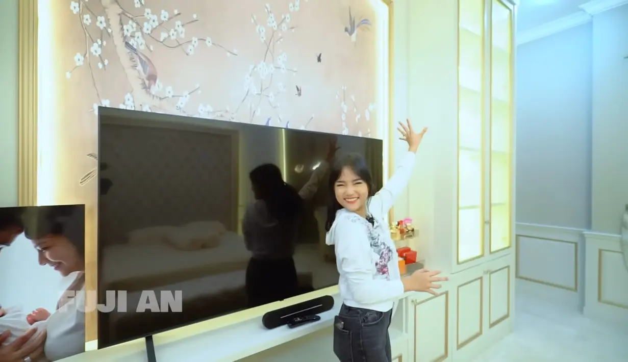 Di sebelah lemari terdapat TV berukuran besar yang ternyata pemberian Thariq Halilintar. Fuji ucapkan terima kasih pada sang mantan. [YouTube Fuji An]