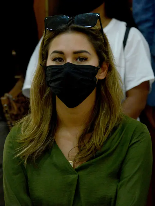 Ekspresi perempuan Rusia, Leia Se saat konferensi pers sebelum dideportasi di kantor Kemenkumham Bali, Rabu (5/5/2021). Deportasi dilakukan melalui Bandara I Gusti Ngurah Rai menuju Bandara Soekarno Hatta dengan menggunakan maskapai Garuda Indonesia Airlines. (AFP/Sonny Tumbelaka)