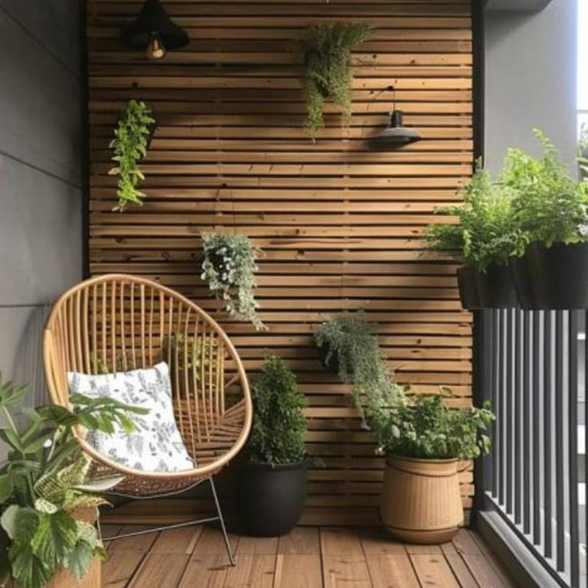 Ilustrasi Balkon dengan Taman Bertema Kayu (©Pinterest)