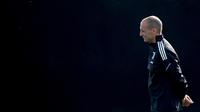 Pelatih Juventus, Massimiliano Allegri melihat pemainnya berlatih di tempat latihan Continassa di Turin, Italia (28/9/2021). Juventus akan bertanding melawan Chelsea pada grup H Liga Champions di stadion Juventus. (AFP/Marco Bertorello)