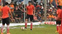 Bek Persija asal Brasil, William Pacheco (tengah) saat mengikuti latihan jelang melawan Barito Putera pada laga uji coba di Stadion Bea Cukai, Jakarta, Selasa (5/4/2016). Laga uji coba ini berakhir imbang 2-2. (Liputan6.com/Helmi Fithriansyah)