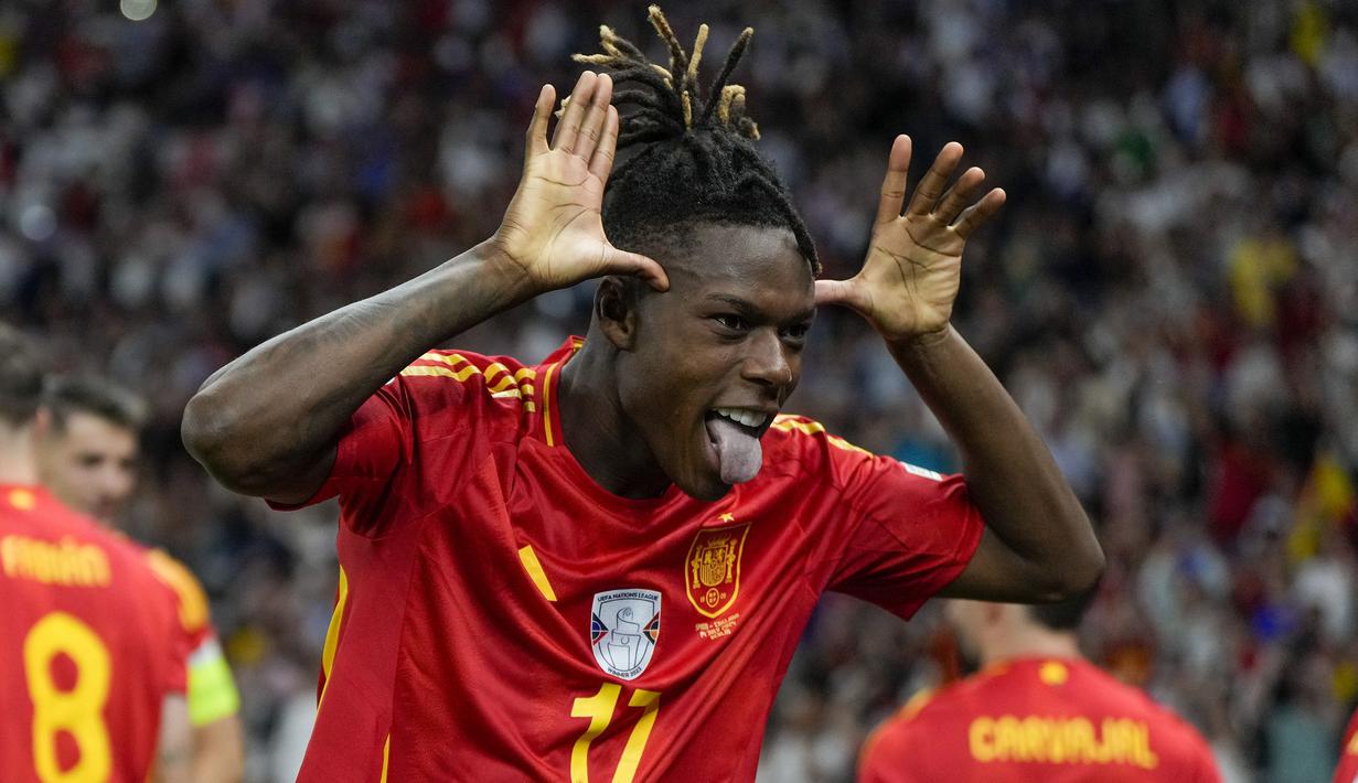 Selebrasi gelandang Timnas Spanyol, Nico Williams setelah mencetak gol pertama timnya ke gawang Timnas Inggris pada laga final Euro 2024 di Olympiastadion, Berlin, Jerman, Minggu (14/7/2024). (AP Photo/Matthias Schrader)