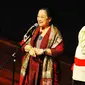 Megawati Soekarno Putri (kiri) memberikan sambutan saat perayaan ulang tahunnya ke-70 di Taman Ismail Marzuki, Jakarta, Senin (23/1). HUT Megawati dirayakan dengan menonton pementasan teater. (Liputan6.com/Angga Yuniar)