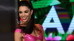 Thalia Olvino dari Delta Amacuro berpose dengan pakaian renang selama kontes kecantikan Miss Venezuela 2019 di Caracas, Venezuela (1/8/2019). Wanita 19 tahun akan mewakili Venezuela  untuk Miss Universe tahun ini. (AFP Photo/Federico Parra)