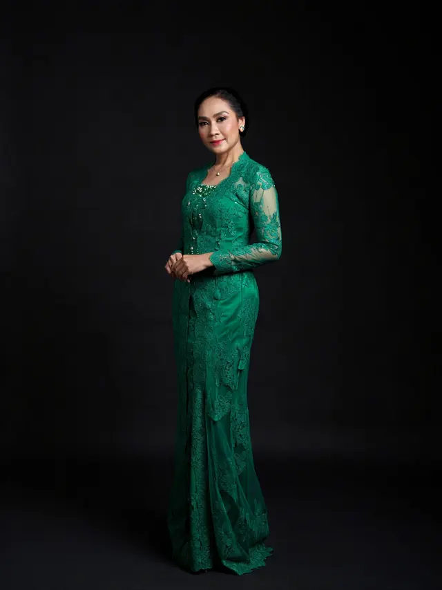 Kebaya Brokat Modern untuk Ibu-Ibu Usia 50 Tahun