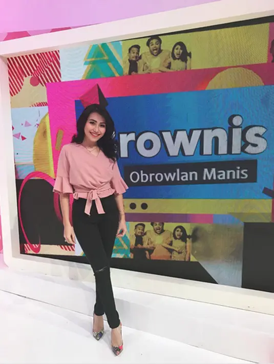 Ayu Ting Ting selain sibuk dengan kegiatannya sebagai penyanyi dangdut, sinetron dan bisnis, juga disibukkan membawakan sebuah acara disalah satu televisi swasta bersama dengan Ruben Onsu dan perancang busana Ivan Gunawan. (Instagram/ayutingting92)