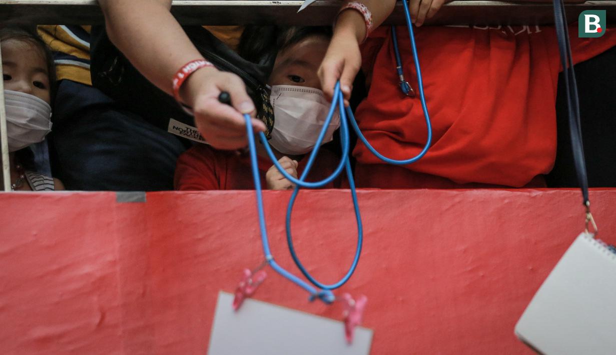 Seorang fans cilik asal Jepang menunggu tanda tangan Yuta Watanabe usai laga perempat final FIBA Asia Cup 2022 melawan Australia yang berlangsung di Istora Senayan, Jakarta pada Kamis (21/07/2022). (Bola.com/Bagaskara Lazuardi)