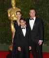 Belum usai dari keramaian publik soal perceraian Angelina Jolie dan Brad Pitt, kini muncul berita menghebohkan pertengkaran Pitt dan Maddox, anak angkat pertama Jolie saat mereka melakukan perjalanan menuju Perancis minggu lalu. (AFP/Bintang.com)