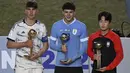 (Kiri ke kanan) gelandang Italia, Cesare Casadei, bek Uruguay, Alan Matturro dan gelandang Korea Selatan, Lee Seungwon berfoto dengan trofi penghargaan yang diraih setelah laga final Piala Dunia U-20 2023 antara Uruguay menghadapi Italia di Unico Diego Armando Maradona Stadium, La Plata, Argentina, Senin (12/6/2023) dini hari WIB. (AFP/Luis Robayo)