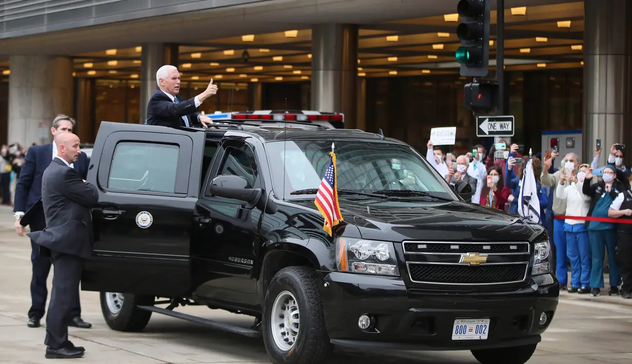 Wakil Presiden AS, Mike Pence mengacungkan jempol kepada para pekerja Klinik Mayo setelah kunjungannya di Rochester, Minnesota, Selasa (28/4/2020). Mike Pence terlihat tanpa masker, meskipun ada aturan internal untuk semua orang yang masuk fasilitas tersebut wajib bermasker. (AP/Jim Mone)