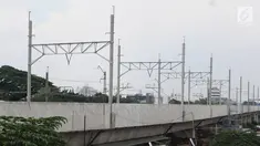 Penampakan proyek pembangunan jalur dwiganda atau double-double track (DDT) di Jakarta, Jumat (12/4). Proyek pembangunan DDT ditargetkan rampung pada tahun 2021. (Liputan6.com/Herman Zakharia)