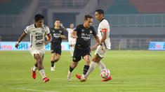 Egy Maulana Vikri dengan mudah melewati dari kepungan Firza Andika dan Rizky Ridho dalam laga pekan ke-22 BRI Liga 1 2024/2025 Dewa United vs Persija Jakarta di Stadion Pakansari, Sabtu (8/2/2025). (Bola.com/Abdul Aziz)