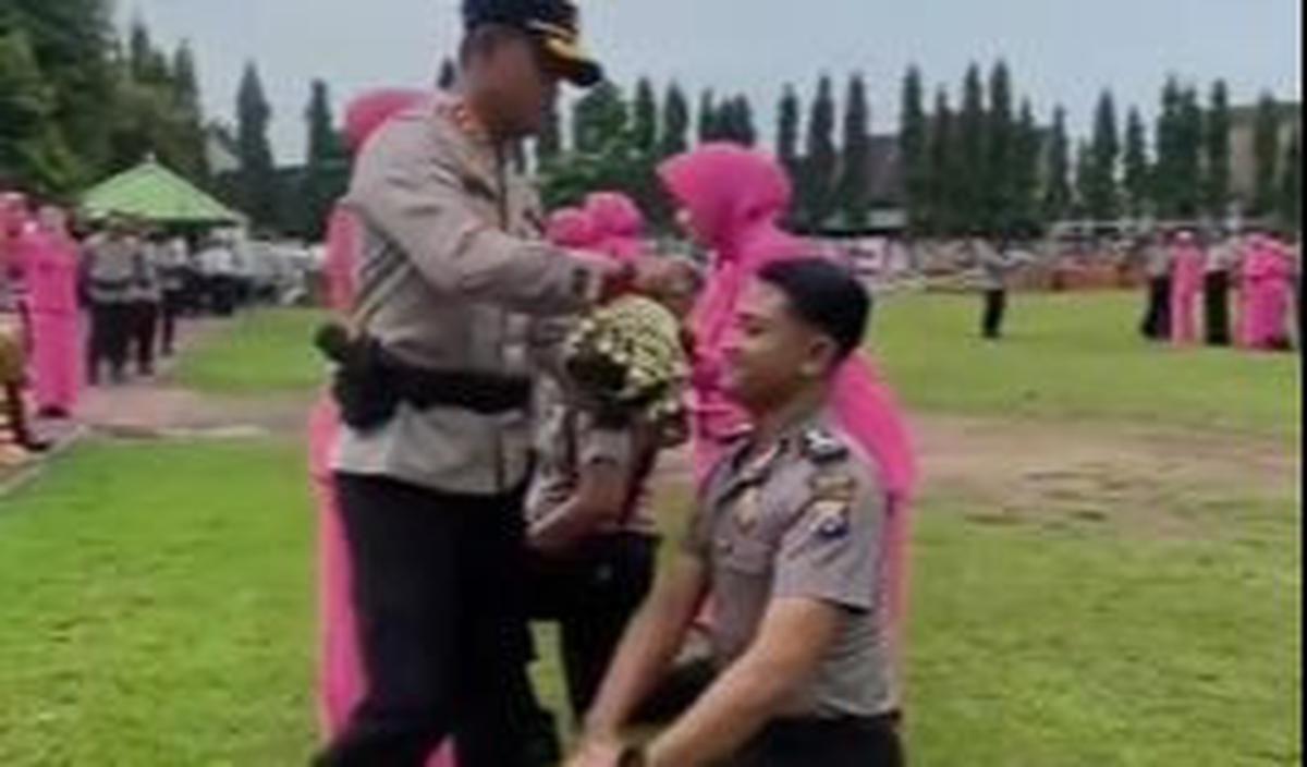 "Endi bojomu le? (Mana istrimu nak?)," tanya AKBP Anton.