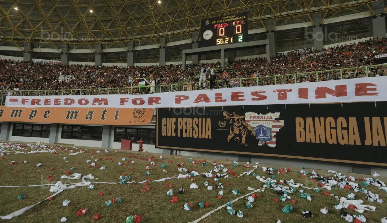 Suporter Persija, The Jakmania, membentangkan spanduk solidaritas saat melawan Bhayangkara FC pada laga Liga 1 di Stadion Patriot Bekasi, Jawa Barat, Sabtu (29/7/2017). Persija menang 1-0 atas Bhayangkara FC. (Bola.com/M Iqbal Ichsan)