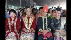 Sebanyak 5.115 pasangan pengantin se-Jabodetabek melangsungkan pernikahan massal di Istora senayan Jakarta, Rabu (28/1/2015). (Liputan6.com/Herman Zakharia)