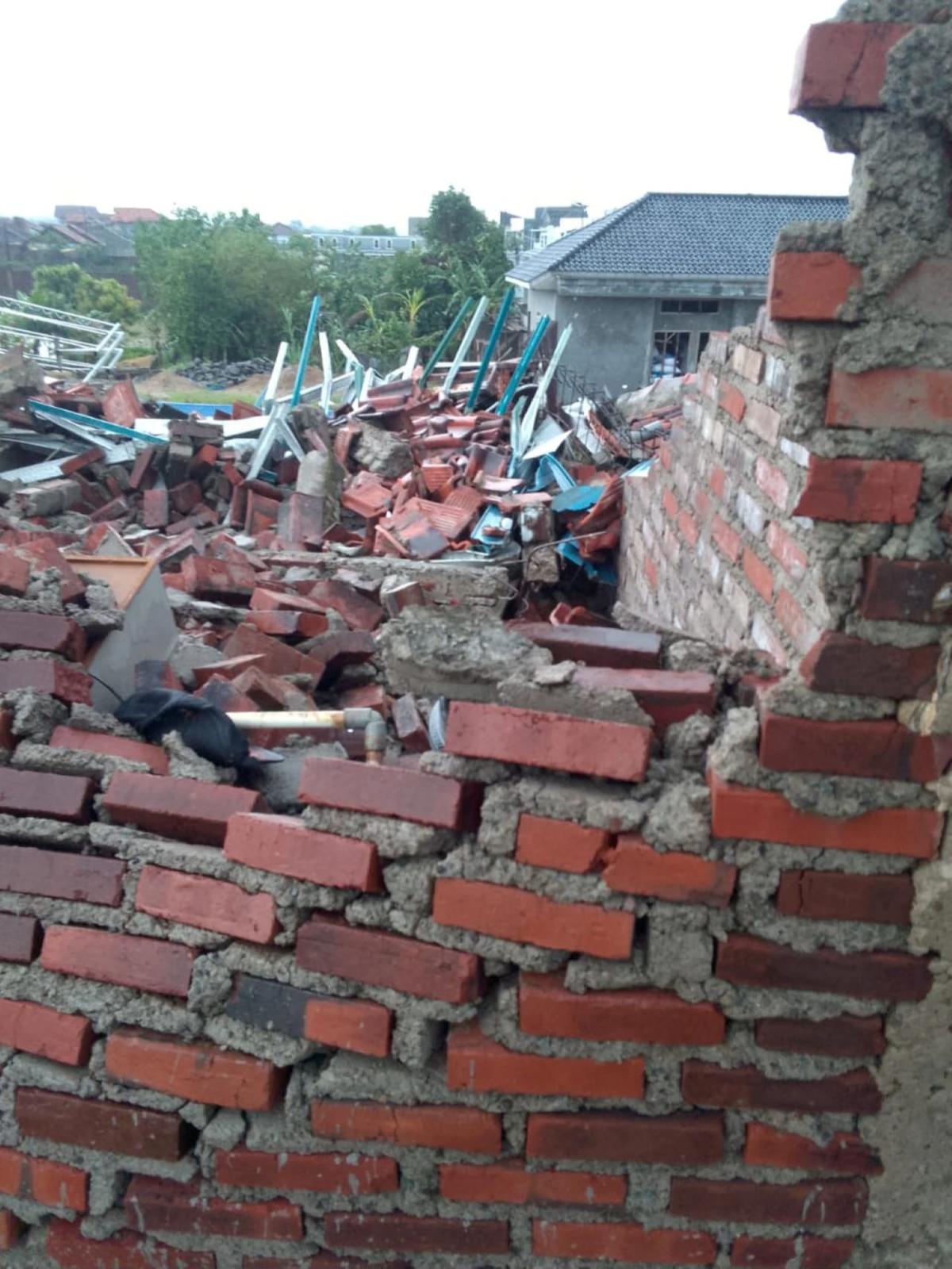 Hujan Lebat dan Angin Kencang Terjang Kabupaten Bandung, Puluhan Rumah Rusak dan Hancur