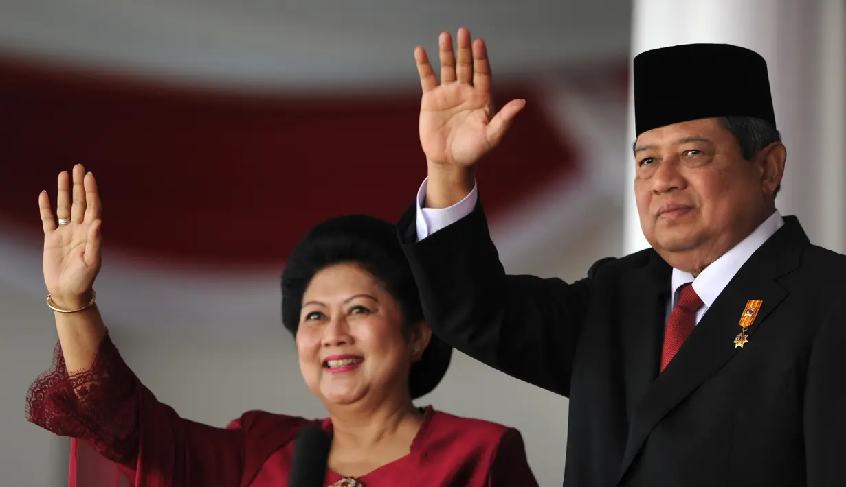 Presiden ke-6 RI Susilo Bambang Yudhoyono (SBY) bersama istri, Ani Yudhoyono melambaikan tangan kepada orang-orang saat perayaan Hari Kemerdekaan ke-65 Indonesia di Istana Presiden, Jakarta, 17 Agustus 2010. (AFP PHOTO/ROMEO GACAD)