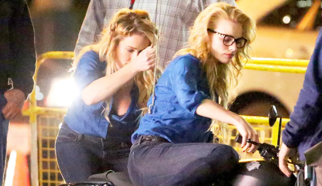 Nah! Begini gaya Margot Robbie dan stuntnya saat syuting Suicide Squad! (Pacific Coast News)