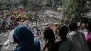 Petugas melakukan upaya penggusuran di kawasan Rawasari Selatan, Jakarta, Kamis (23/7/2015). Pemprov DKI Jakarta mengambil alih lahan seluas 1.300 meter persegi yang selama lima tahun dikuasai pihak swasta. (Liputan6.com/Faizal Fanani)
