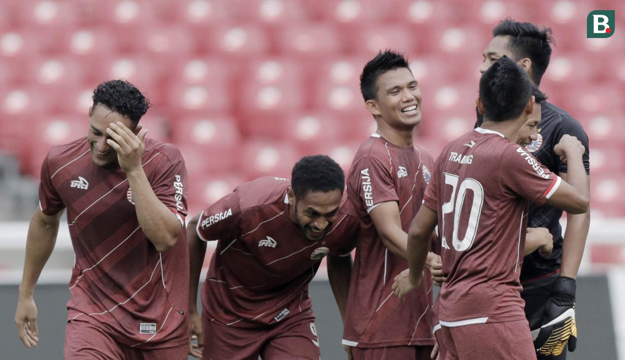 Pemain Persija Jakarta tampak ceria saat latihan jelang laga perdana Liga 1 di SUGBK, Jakarta, Kamis (22/3/2018). Persija akan berhadapan dengan Bhayangkara FC. (Bola.com/M Iqbal Ichsan)