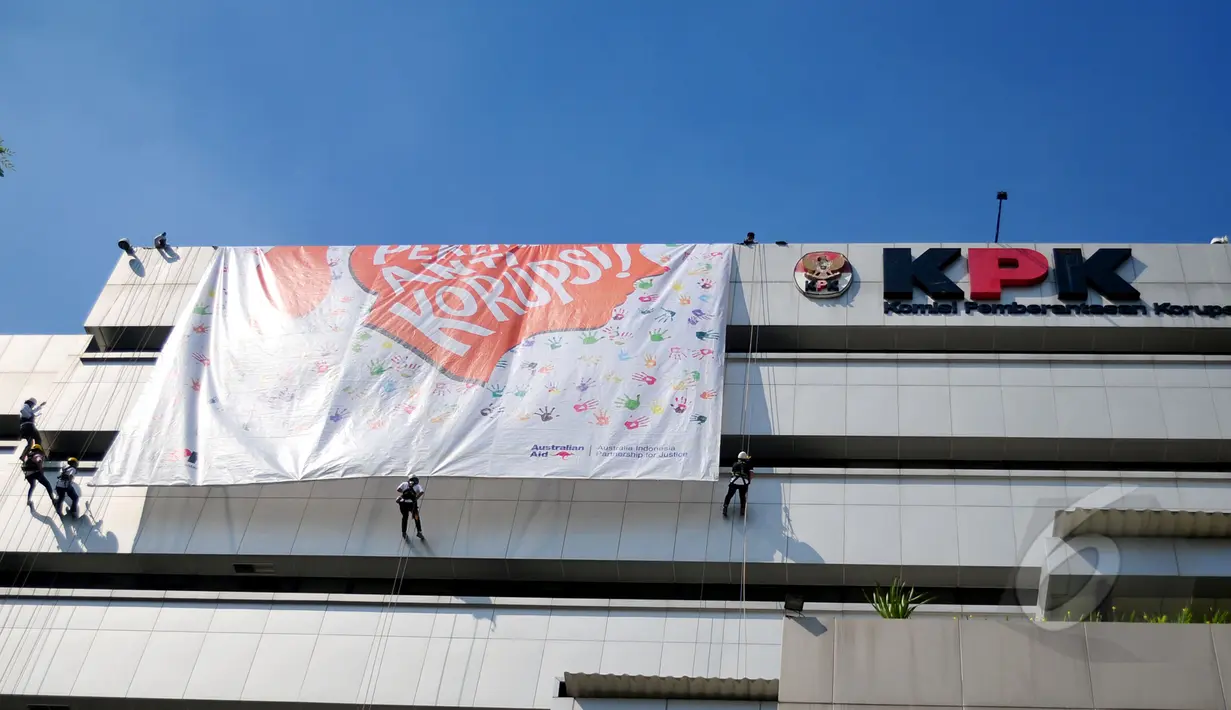 Komunitas Saya Perempuan Antikorupsi! (SPAK) saat memasang banner raksasa bertuliskan "Saya Perempuan Anti Korupsi" di Gedung KPK, Jakarta, Selasa (21/4/2015). Pemasangan banner tersebut dalam rangka memperingati Hari Kartini. (Liputan6.com/Yoppy Renato)