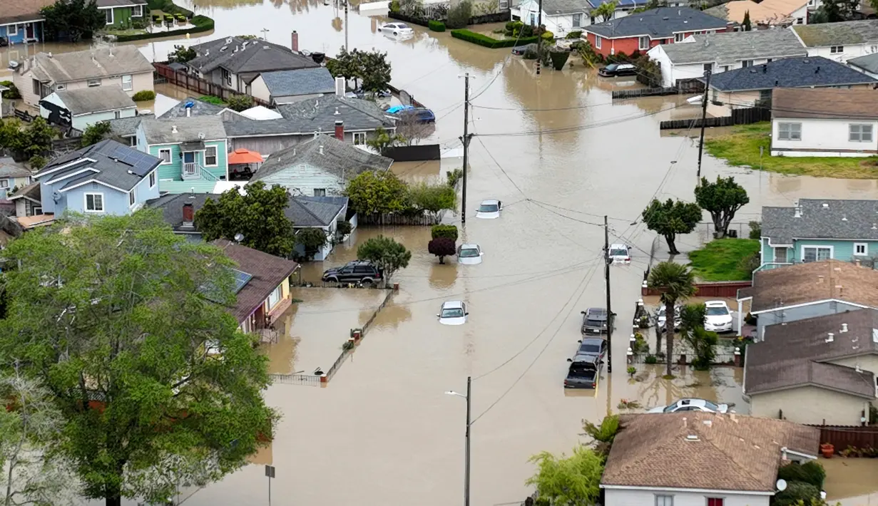 Air banjir menutupi sebagian besar Lembah Pajaro, California, Amerika Serikat, 12 Maret 2023. Layanan Cuaca Nasional mengatakan hujan lebat berikutnya diperkirakan akan memperburuk banjir parah yang telah merendam daerah itu beberapa hari terakhir ini, termasuk kegagalan tanggul-tanggul yang ada untuk menahan air. (Shae Hammond/Bay Area News Group via AP)