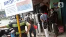 Antrean warga bersama tabung oksigen medis di sekitar kios pengisian ulang Medical Oxygen di Jalan Minangkabau Timur, Jakarta, Senin (5/7/2021). Permintaan kebutuhan oksigen medis kian meningkat seiring naiknya kasus orang terkonfirmasi positif COVID-19. (Liputan6.com/Helmi Fithriansyah)