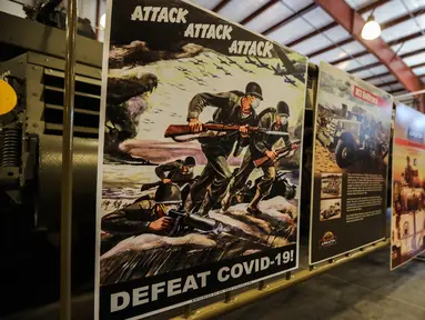 Sebuah poster Perang Dunia II yang diadaptasi untuk perjuangan melawan COVID-19 dipamerkan di Museum of American Armor di Plainview, New York, 15 Agustus 2020. Pameran poster Perang Dunia II yang kini diadaptasi itu untuk mengingatkan pengunjung agar waspada terhadap COVID-19. (Xinhua/Wang Ying)