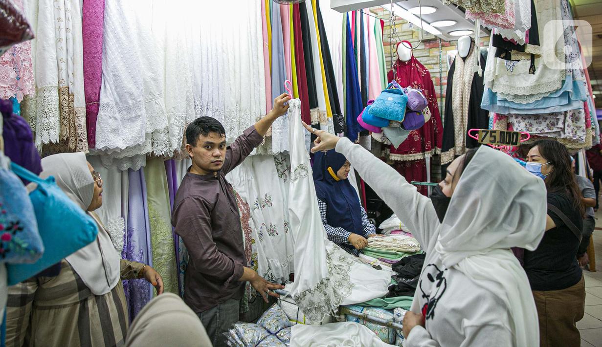 Calon pembeli memilih perlengkapan ibadah di pasar Tanah Abang Jakarta, Sabtu (17/4/2021). Saat bulan Ramadhan, umat muslim ramai berbelanja perlengkapan ibadah seperti, tasbih, sajadah, peci dan baju muslim untuk dipergunakan saat beribadah di bulan suci. (Liputan6.com/Faizal Fanani)