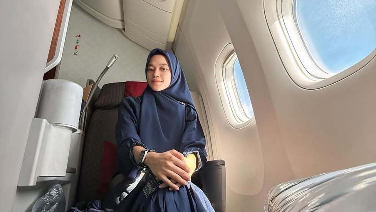 7 Potret Ummi Quary Cantik Pakai Hijab saat Umrah, Beri Kesan Lemah Lembut & Kalem Beda Dari Biasanya