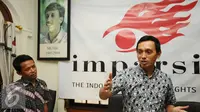 Direktur Imparsial Al Araf (kanan) memberikan keterangan seputar 12 tahun kasus Munir di Jakarta, Selasa (6/9). Imparsial mendesak Presiden Jokowi segera menindaklanjuti hasil temuan penyelidikan TPF kasus Munir. (Liputan6.com/Helmi Fithriansyah)