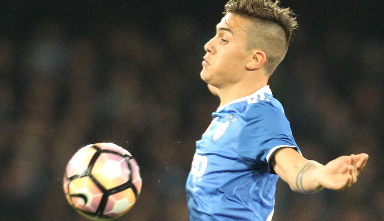 Penyerang Juventus, Paulo Dybala, berusaha mengontrol bola dengan dada. Pada laga tersebut Napoli memakai skema 4-3-3 sementara Juventus dengan 4-2-3-1. (AFP/Carlo Hermann)