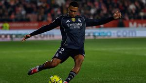 Pemain Real Madrid, Trent Alexander-Arnold, menendang bola dalam pertandingan La Liga Spanyol antara Girona dan Real Madrid, Minggu, 30 November 2025. (AP Photo/Joan Monfort)